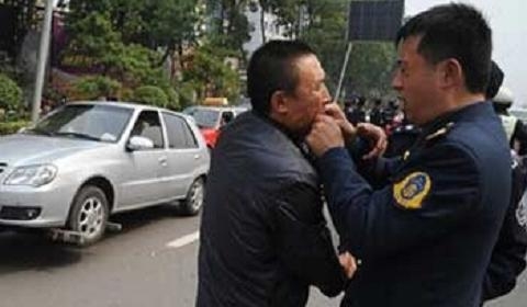  司机咬执法者手指  执法人员手指被直接咬断 - 