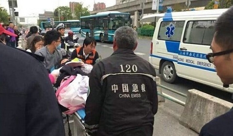 警民倾情相助  上海孕妇街头临盆  - 法律风云榜