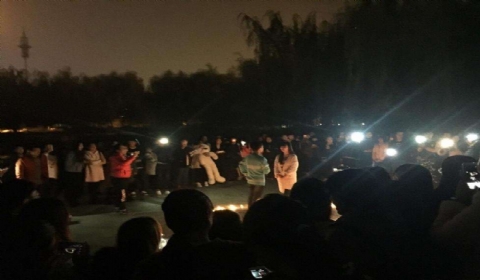 男子开车高校表白迟迟未见女子现身 求爱不成