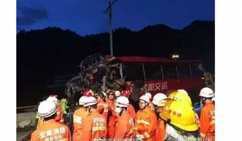 西汉高速重大事故:大客撞到隧道墙壁造成36人