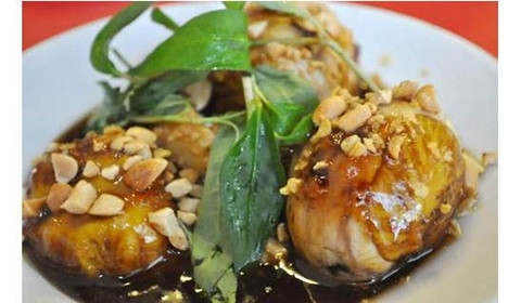 台湾人亲尝大陆怪异小吃 鸭仔蛋 称:挑战心理极