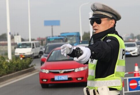 江苏一交警为救溺水老人摔成重伤