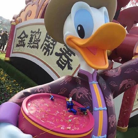 唐老鸭手中装饰糖果被游客抠光