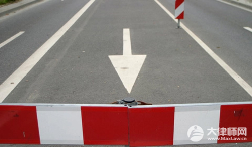 道路晒粮食造成交通事故责任怎么判？