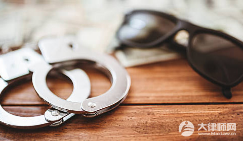 可疑人员买百万元金饰店主被判刑,有何法律依据?
