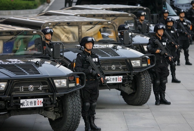 2010年10月4日,4台正式服役武汉特警的东风"猛士"越野车,一驶上武汉