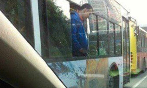 男子闹市乘车向窗外撒尿照片引网友热议