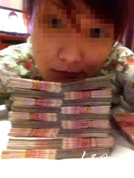 女子与20万现金合影炫富 致毒贩情夫落网