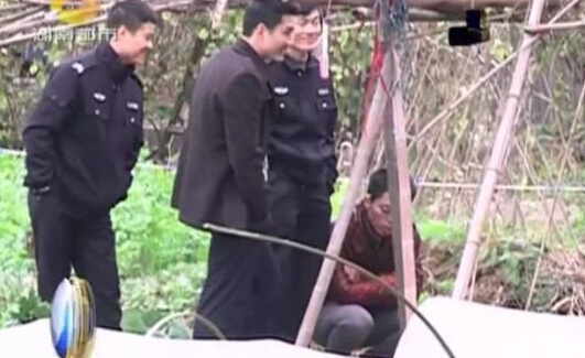 高中女生裸死菜地 办案警察嬉笑聊天被处理