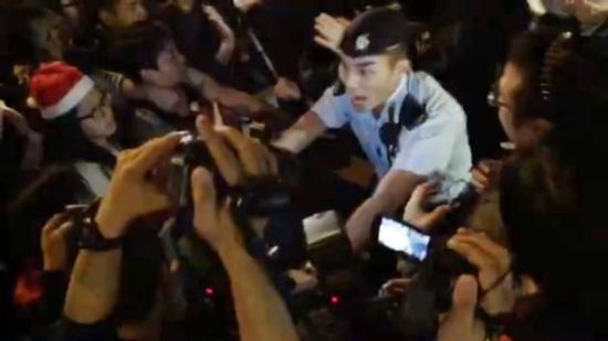香港旺角数百人平安夜流动示威 警方拘捕多人