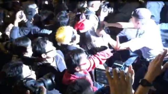 香港旺角数百人平安夜流动示威 警方拘捕多人