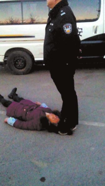 警察否认踩女工头发 视频证实换脚踩细节