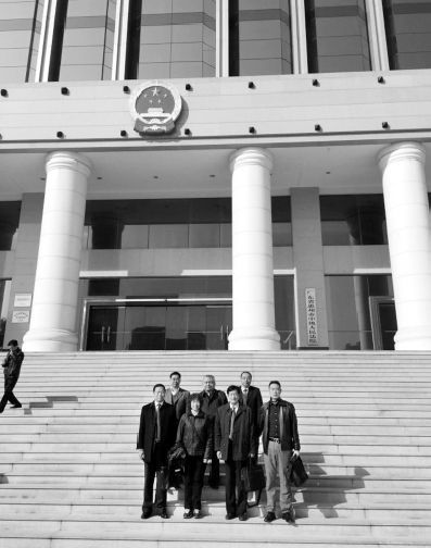 广东惠州中院遭辩护律师集体退庭抗议审判不公