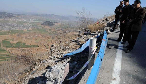河南安阳林州:大巴车坠崖 20人人受伤