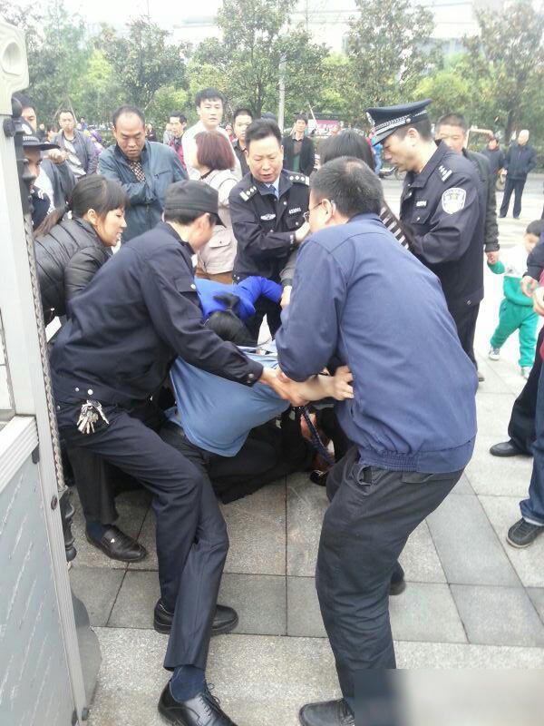 3名律师被扒光上衣殴打 警方已经介入调查
