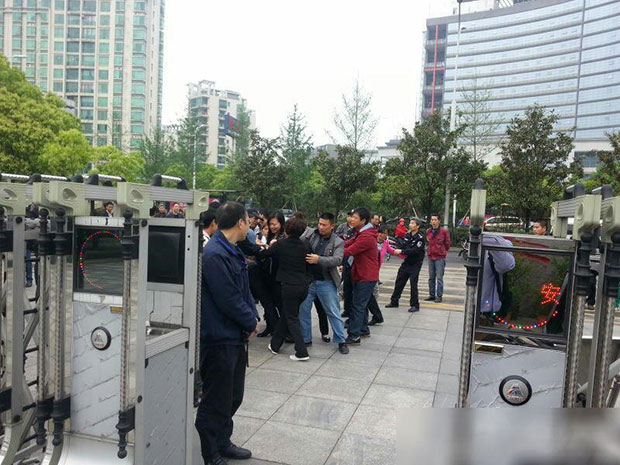 3名律师被扒光上衣殴打 警方已经介入调查