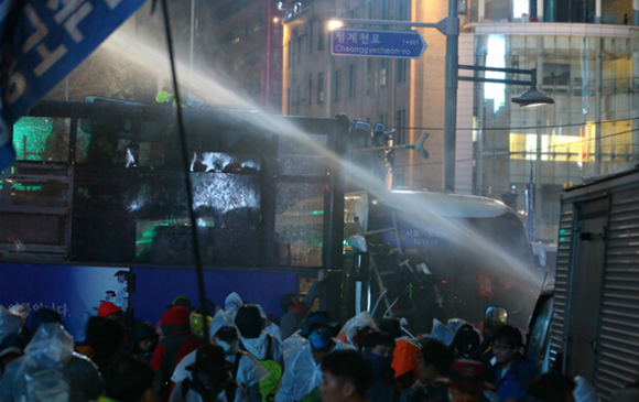 韩国爆发严重示威 要求朴槿惠下台