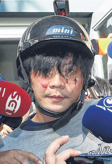 愤怒民众围殴凶嫌