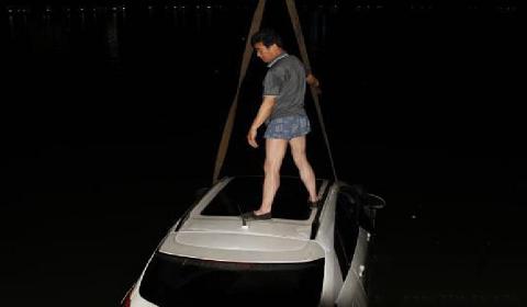 男子毒驾凯迪拉克拒检查 驾车冲进西湖