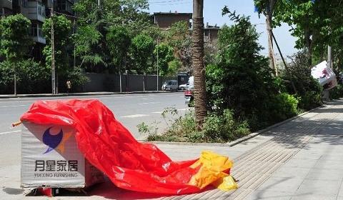 西安广场附近氢气球闪爆 两儿童烧伤住院 