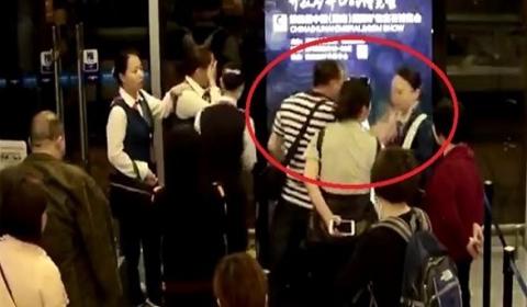 因飞机延误 机场女地勤遭乘客泼饭羞辱