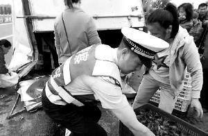 货车翻车 4000斤小龙虾遭村民哄抢