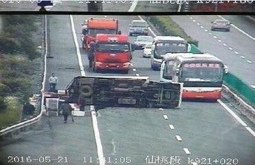 货车翻车 4000斤小龙虾遭村民哄抢
