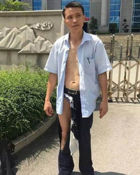 广西一律师在法院遭殴打！裤子被扯烂