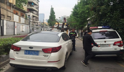 南京一私家车涉嫌醉驾 直接撞上警车