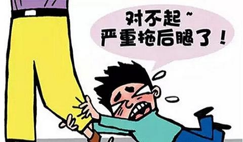 小学老师让未达平均分的学生上台道歉拖后腿