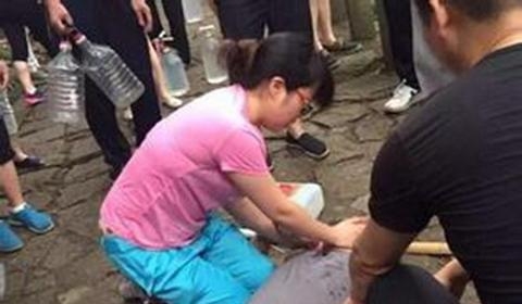 男子昏倒路中美女跪地急救 被赞"人美心更美"