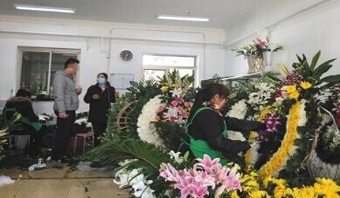 北京一殡仪馆或为高价垄断禁止外面花圈进入