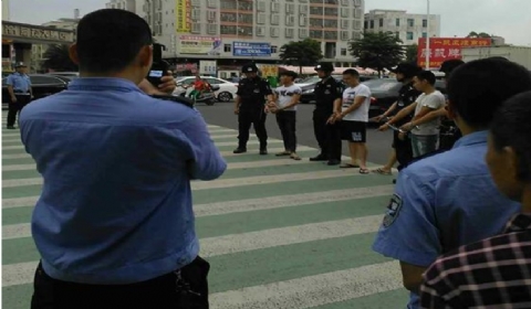 广东黑老大交通事故抗拒逮捕 出动数十名"马仔"当街袭警