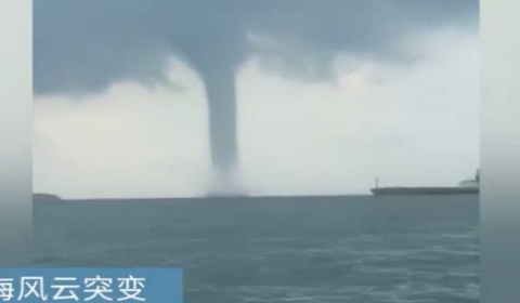 广西北海惊现龙吸水奇观专家海水被吸到龙卷风里