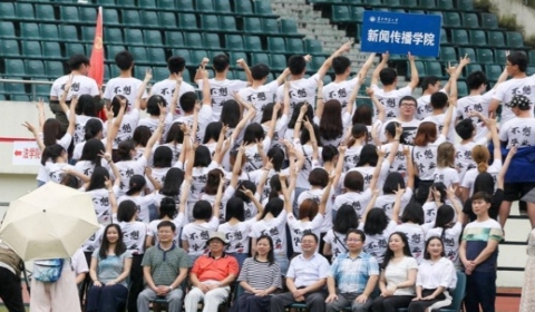 武汉拍最牛毕业照长达近8米4000多名师生合拍全家福