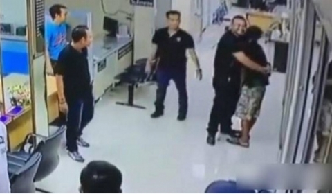 泰国男子持刀闯警局 警察一个拥抱挽救了一个"走错路"
