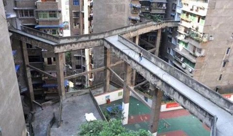重庆再现魔性建筑:十楼空中走廊连接四大楼 四五楼间还有运动场