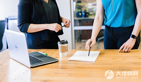 女子報班三天后就出國,培訓機構表示合同已簽不能退款會怎么判？