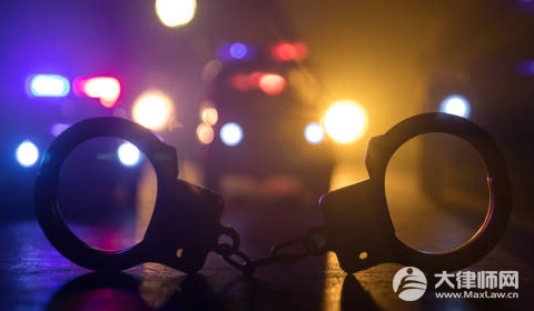 航班飞行途中一男子企图开舱门,该行为是否构成犯罪？