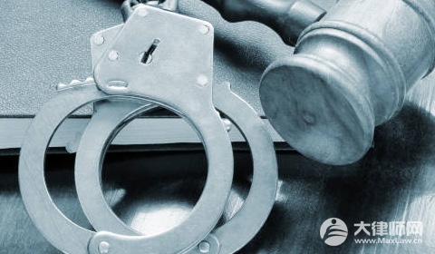 女子在小区投毒致两犬死亡会怎么判？