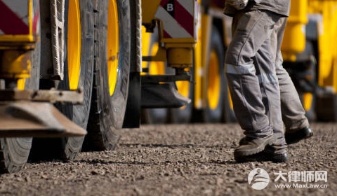 云南騰沖一足浴店非法聘用11名緬籍務工人員被查處會怎么處罰？