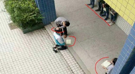 中学教师当众让学生下跪对学生施暴  一旁还有学生列队等老师殴打