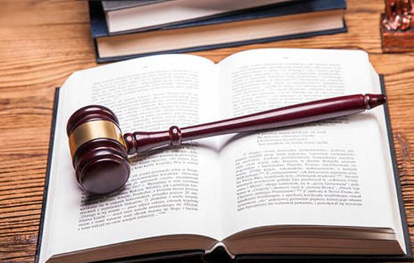 经济仲裁的特征包括哪些？大连经济仲裁律师一般怎么收费？