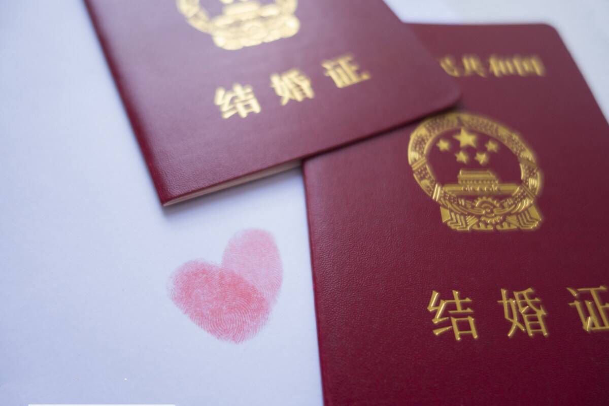 (一)需要申请补办手续        补办结婚证的手续是:近两年结婚