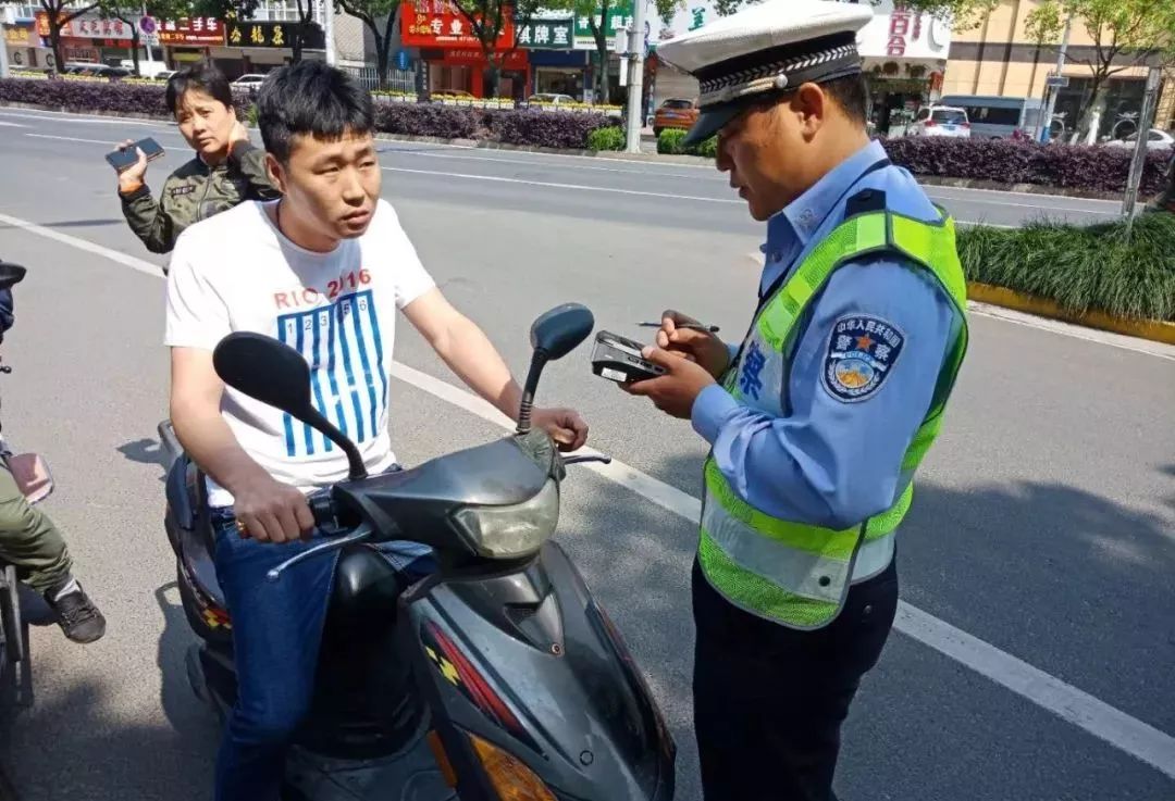 电动车带人违法吗?电动车带人会处罚吗?