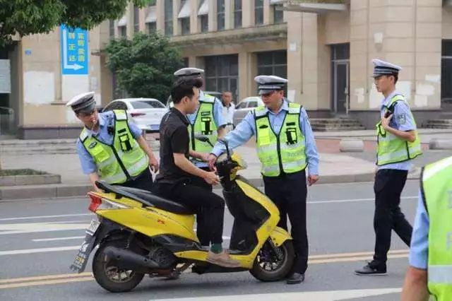 电动车带人违法吗?电动车带人会处罚吗?