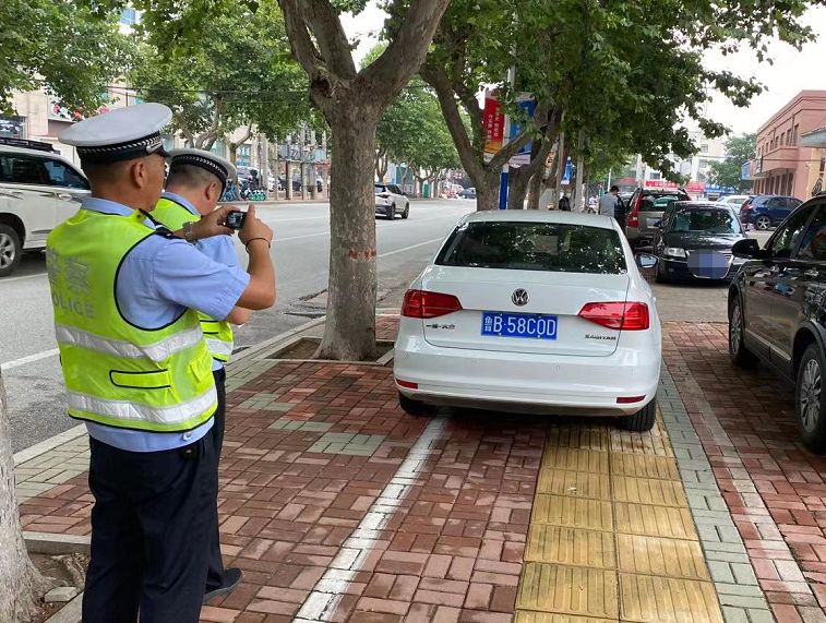 《中华人民共和国道路交通安全法》第六十三条规定,机动车在道路上