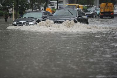6月14日,湖北24县市出现暴雨天气,图为武汉街头,大雨淹没城市街道.