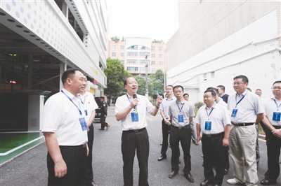 代表们观摩钟山区双戛社区高炉村依托梅花山旅游资源发展村级集体经济