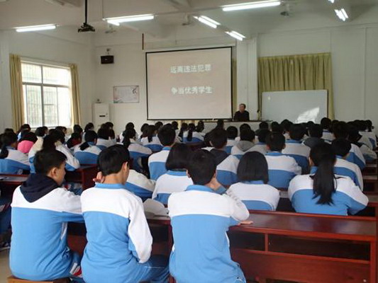 江门市新会区古井司法所为新会四中学生上法制课